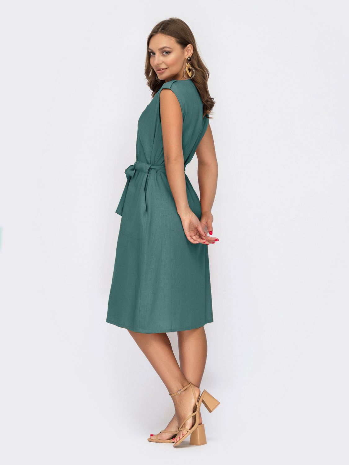 Льняное платье-рубашка с карманами зеленое - фото