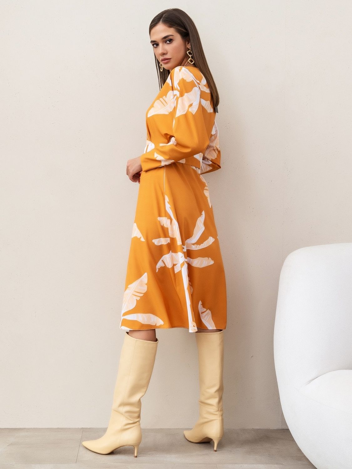 Шикарне весняне плаття міді помаранчевого кольору - фото