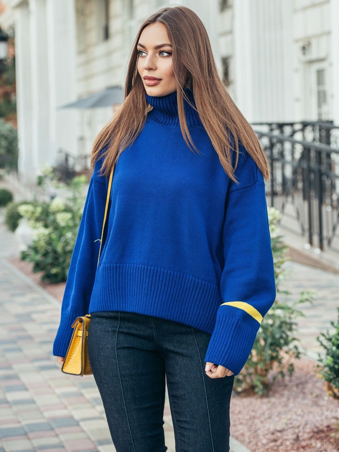Женский свитер в стиле оверсайз синего цвета - фото