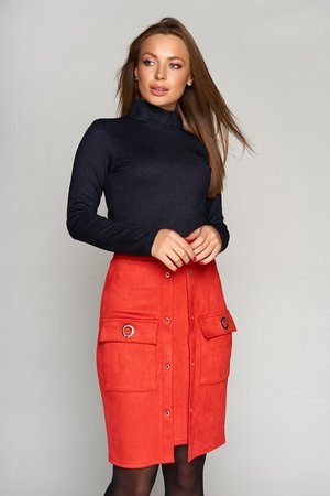 Красная замшевая юбка-карандаш в деловом стиле - фото