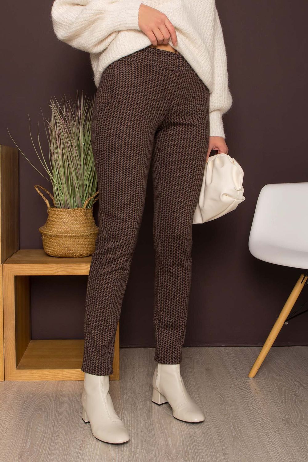 Шерстяные женские брюки с резинкой на талии коричневые - фото