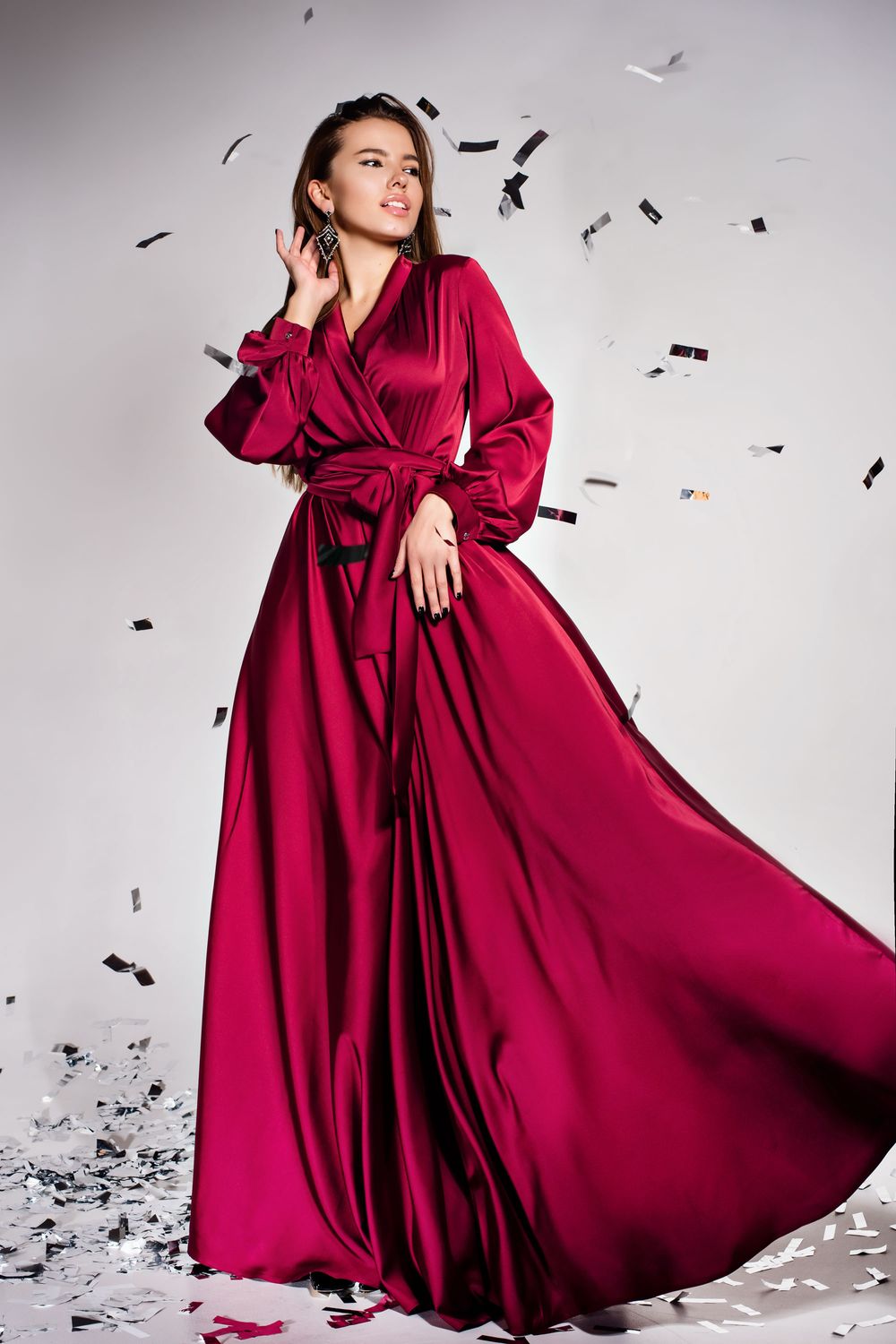 Элегантное вечернее платье в пол из шелка бордовое - фото