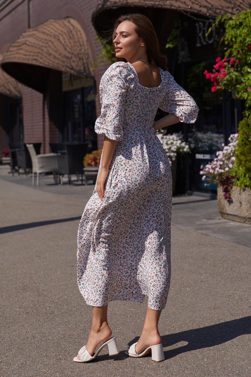 Модне літнє плаття з квітковим принтом - фото