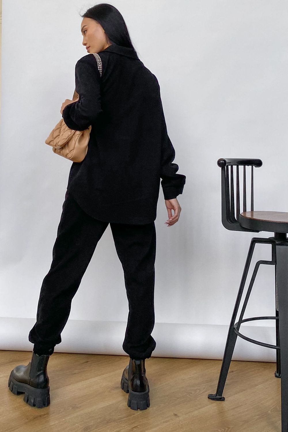 Вельветовый брючный костюм черного цвета - фото