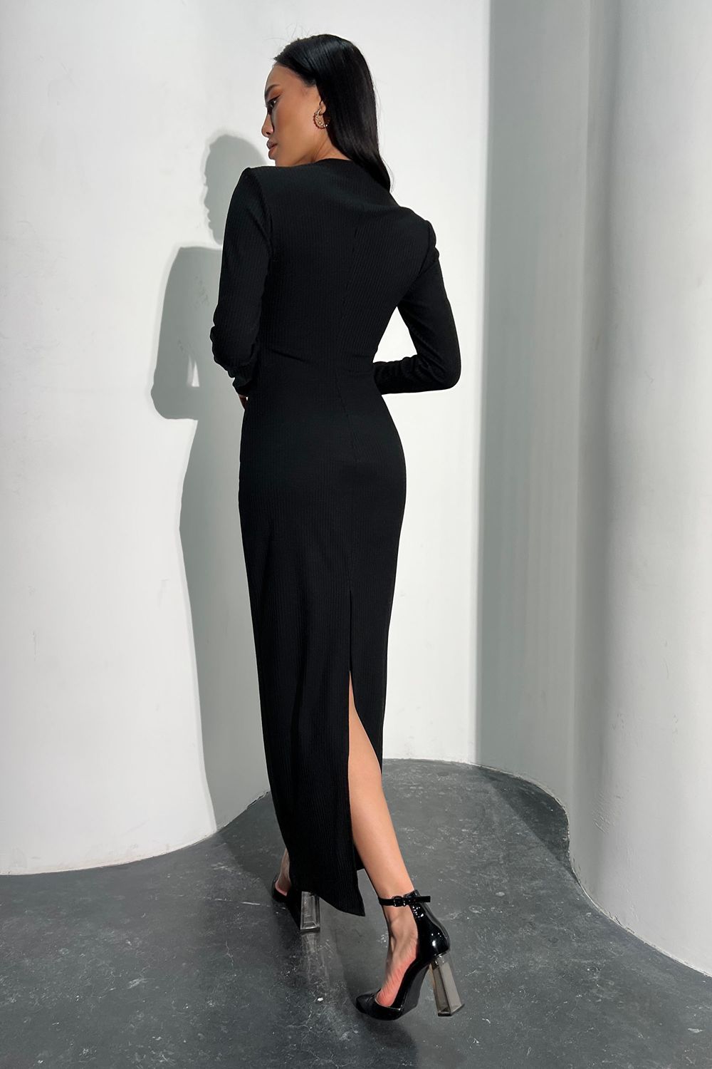 Красивое трикотажное платье макси черного цвета - фото