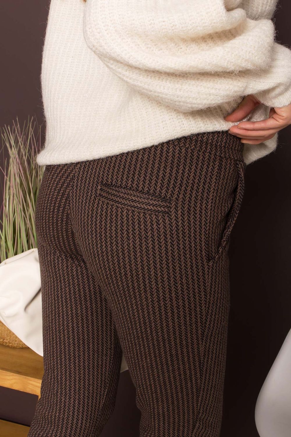 Вовняні жіночі брюки з гумкою на талії коричневі - фото