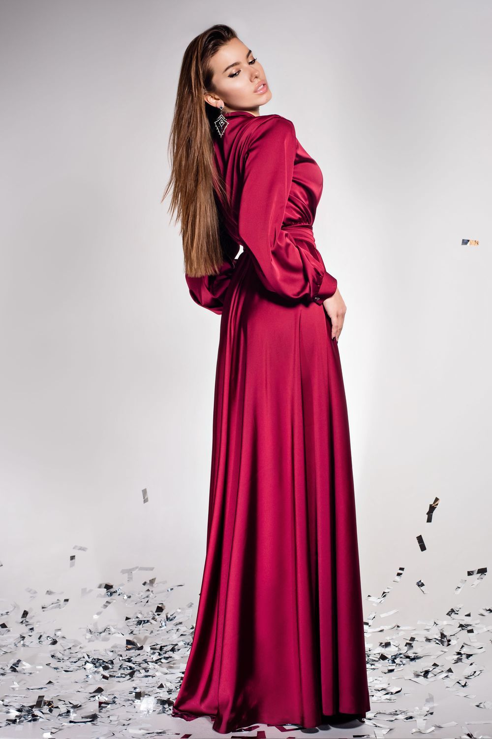 Элегантное вечернее платье в пол из шелка бордовое - фото