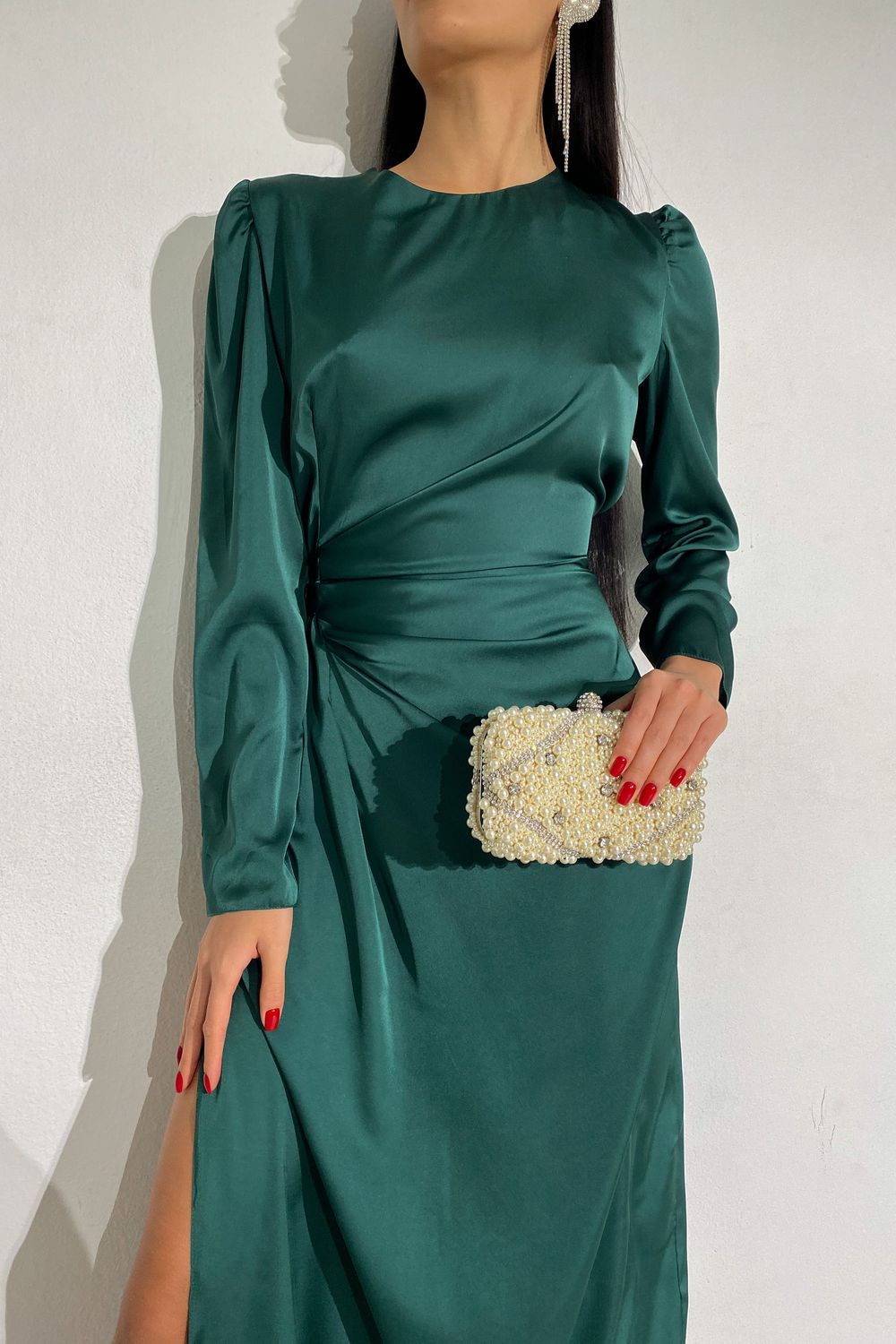 Изящное вечернее платье из шелка зеленого цвета - фото