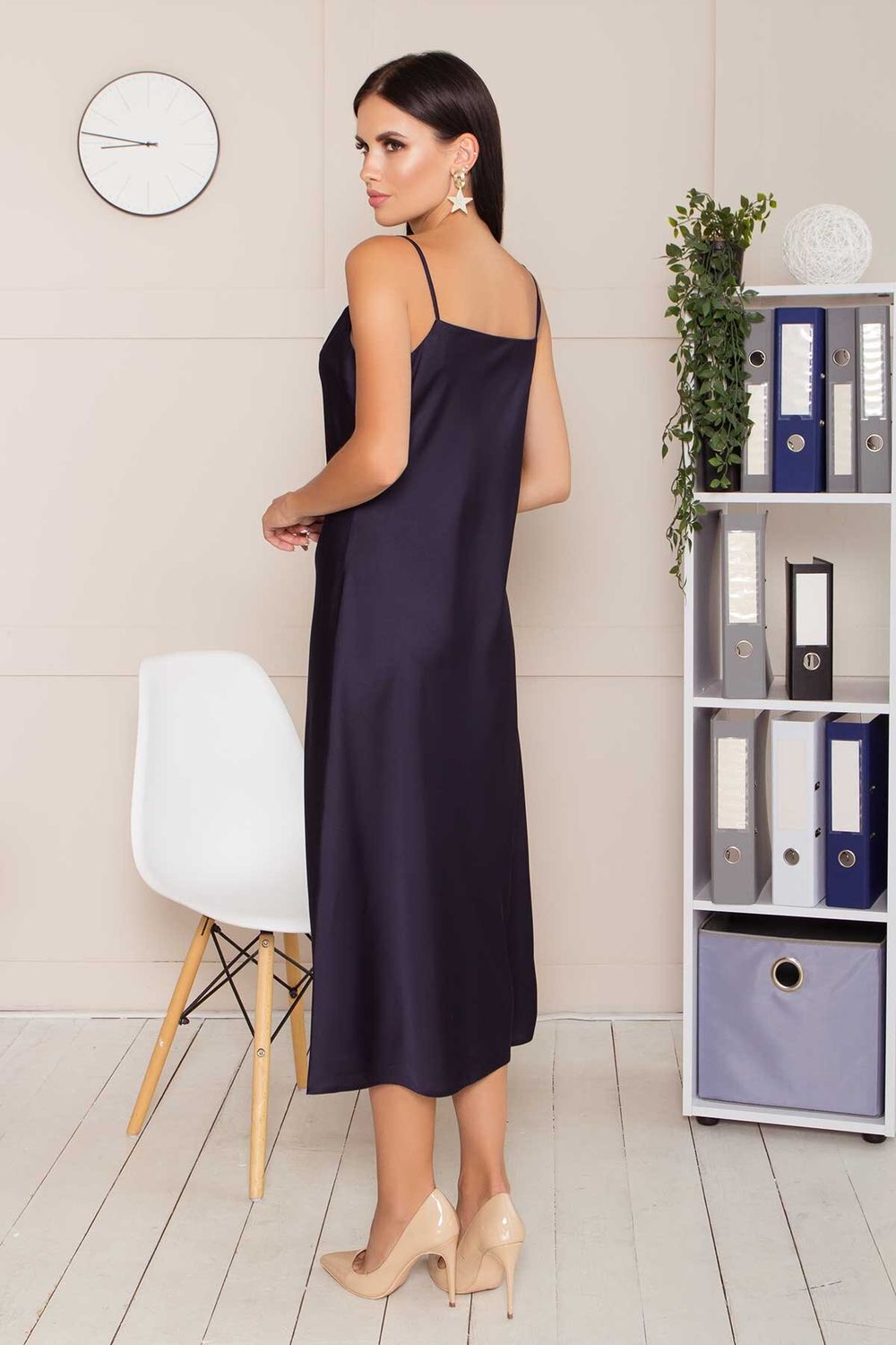 Элегантное платье-комбинация шелковое в бельевом стиле синее - фото