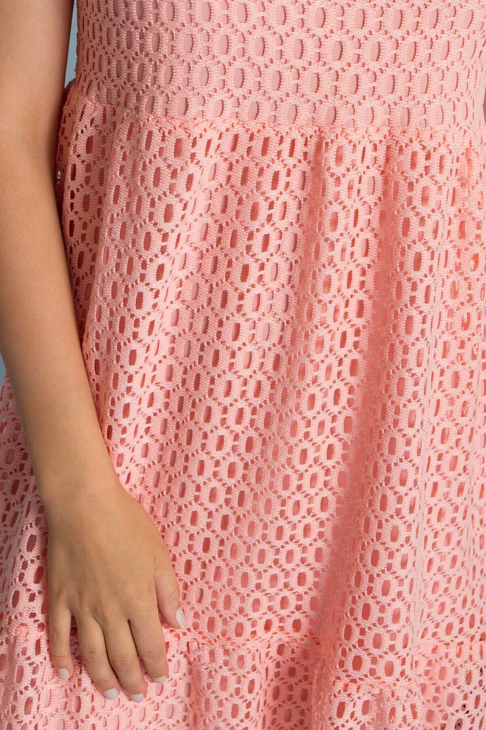 Літнє гипюрове плаття міді з високою талією кольору пудра - фото