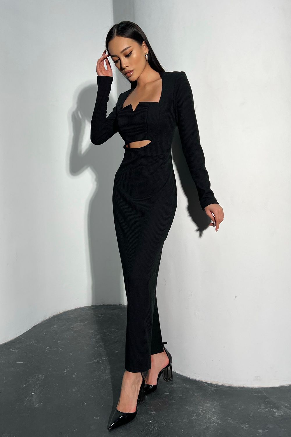 Красивое трикотажное платье макси черного цвета - фото