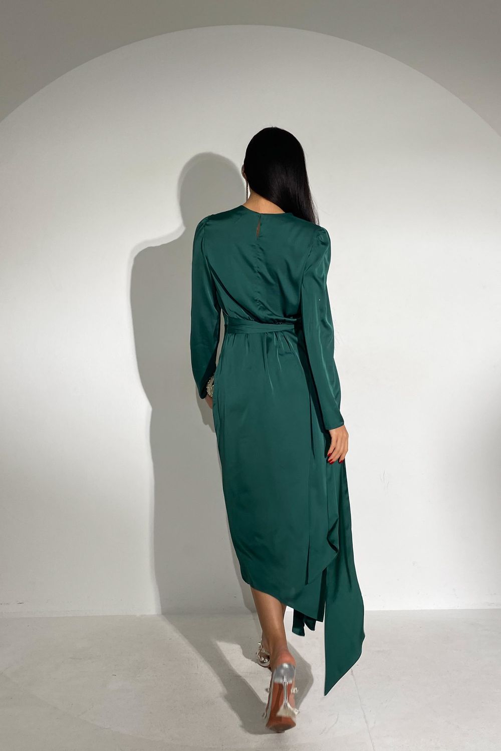 Изящное вечернее платье из шелка зеленого цвета - фото