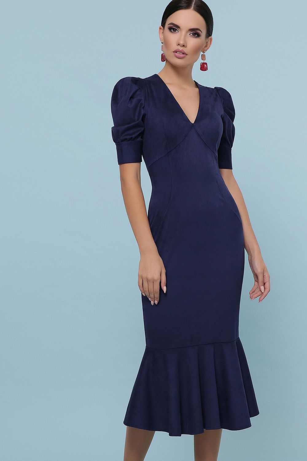 Красиве замшеве плаття-футляр синього кольору - фото