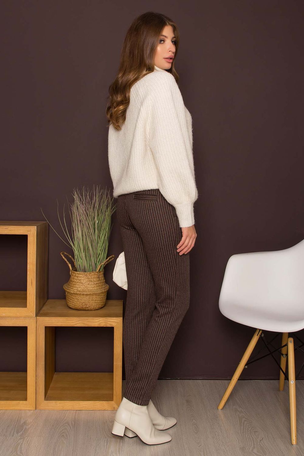 Шерстяные женские брюки с резинкой на талии коричневые - фото