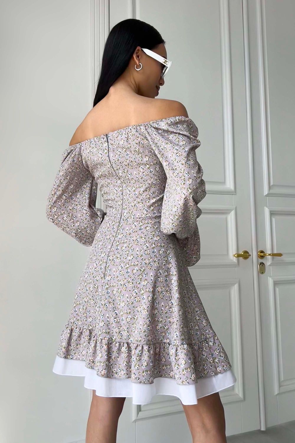 Приталена літня сукня міні з принтом - фото