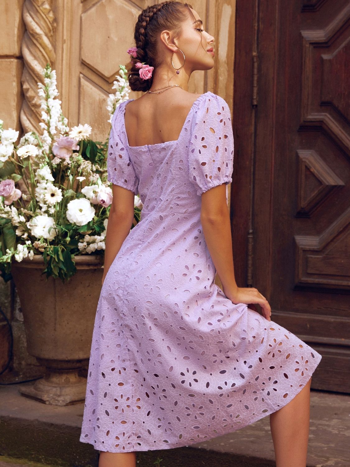Трендова сукня-кльош з прошви бузкового кольору - фото