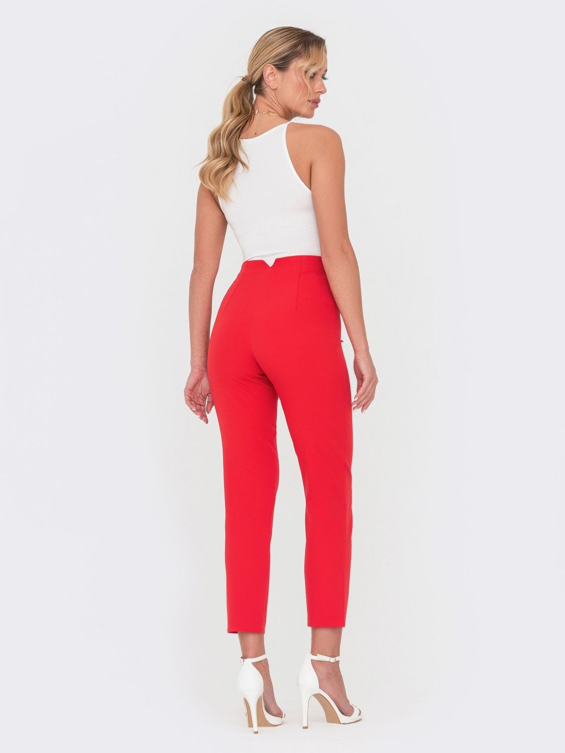 Укороченные брюки с завышенной талией красного цвета - фото