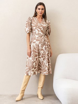 Стильное платье на запах в офисном стиле с принтом - фото