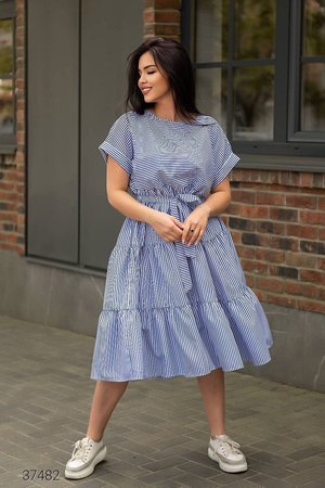 Бавовняна літня сукня в смужку синього кольору - фото