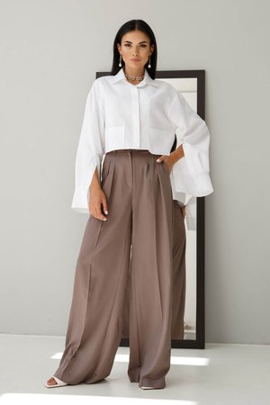 Модный женский костюм с брюками и рубашкой - фото
