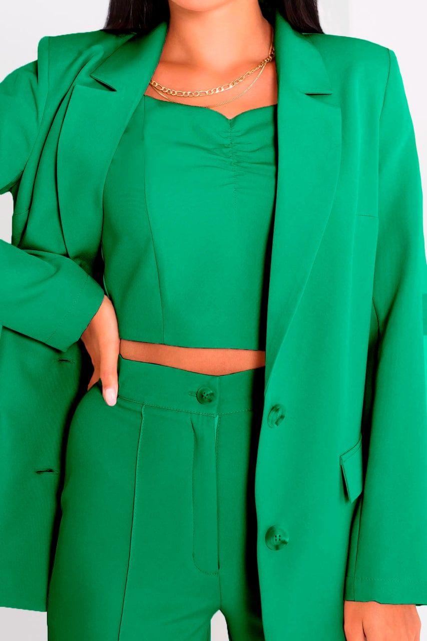 Жіночий брючний костюм трійка зеленого кольору - фото