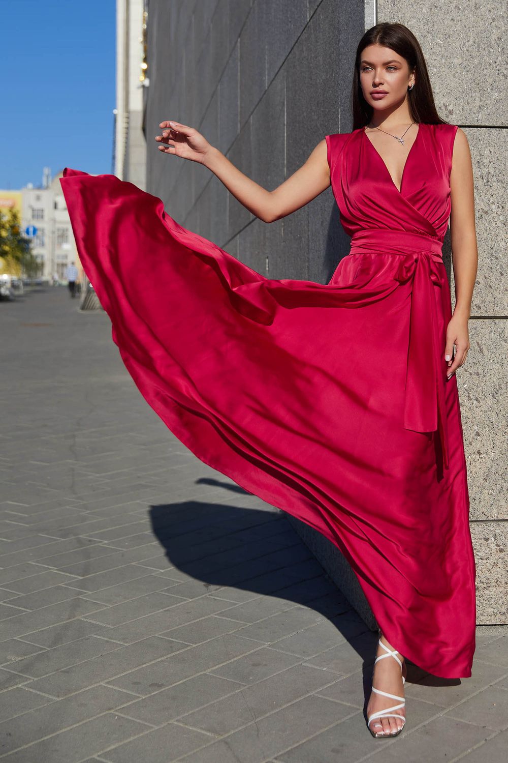 Шовкова вечірня сукня в підлогу червоного кольору - фото