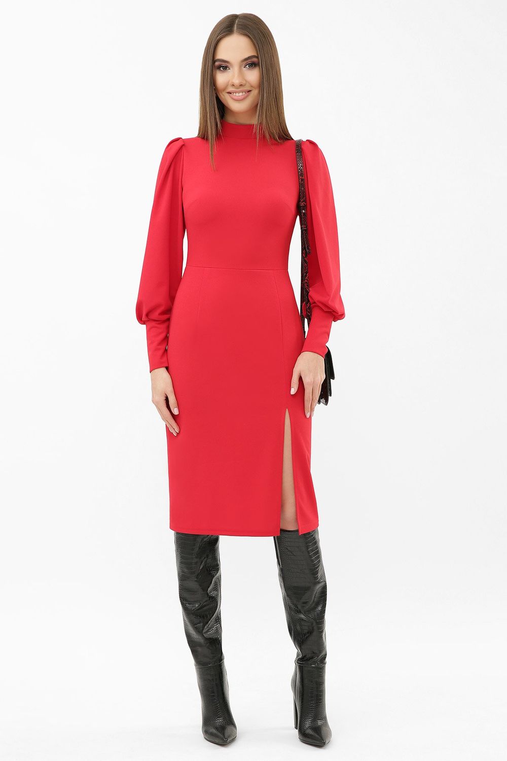 Приталене плаття довжиною міді з розрізом червоне - фото