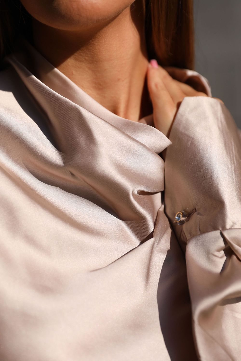 Ошатна шовкова блузка бежевого кольору - фото
