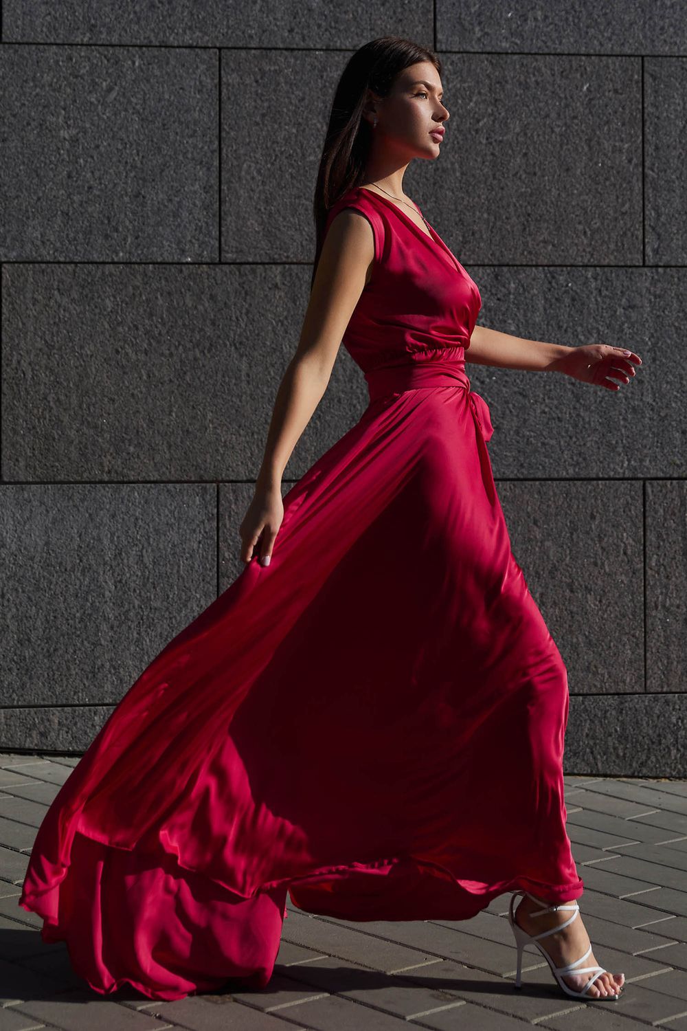 Шелковое вечернее платье в пол красного цвета - фото