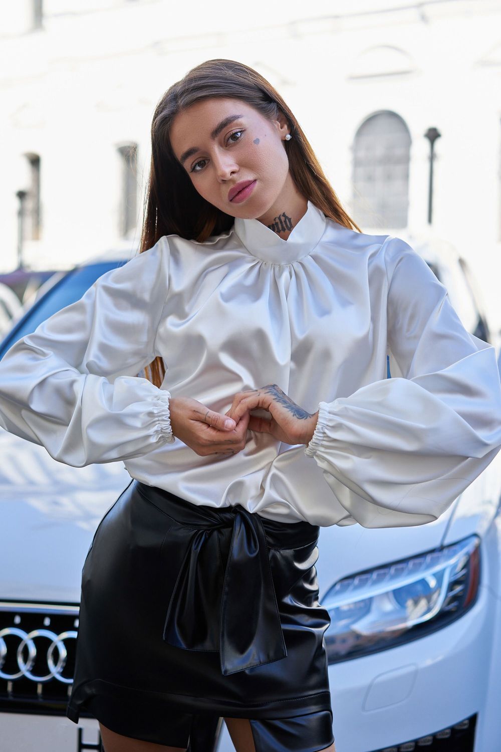 Белая шелковая блузка с широкими рукавами - фото