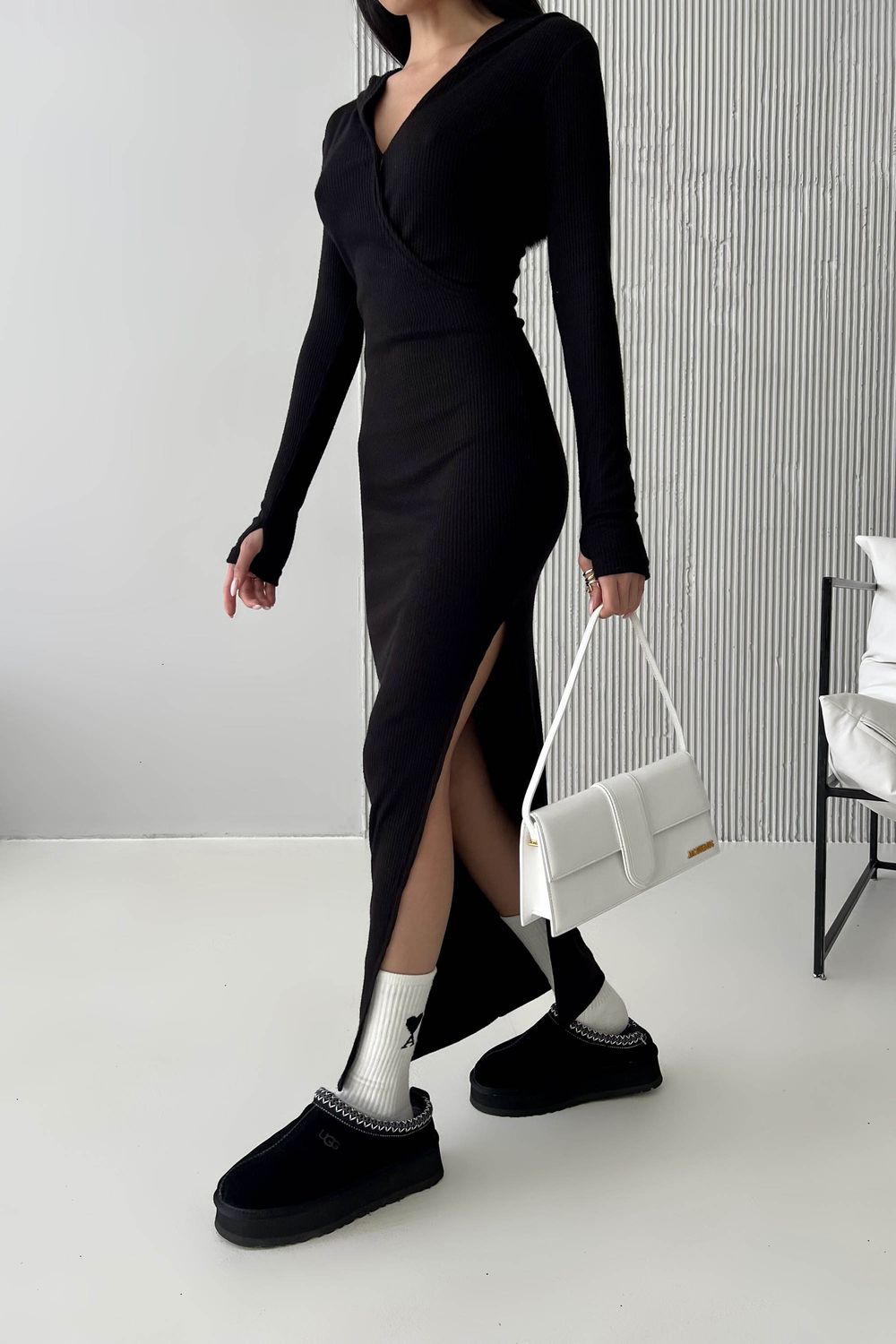 Стильне облягаюче плаття максі з капюшоном та розрізом - фото