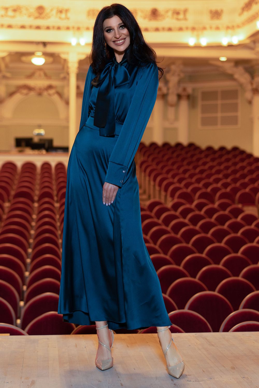 Елегантна вечірня сукня з шовку смарагдового кольору - фото