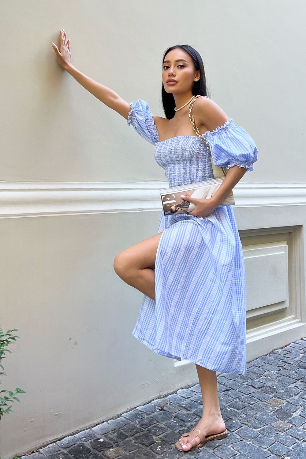 Літнє розкльошене плаття з розрізом блакитне - фото