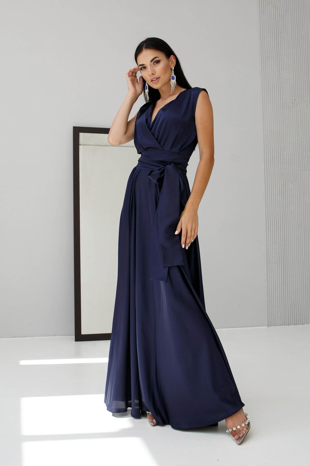 Святкова вечірня сукня з шовку синього кольору - фото