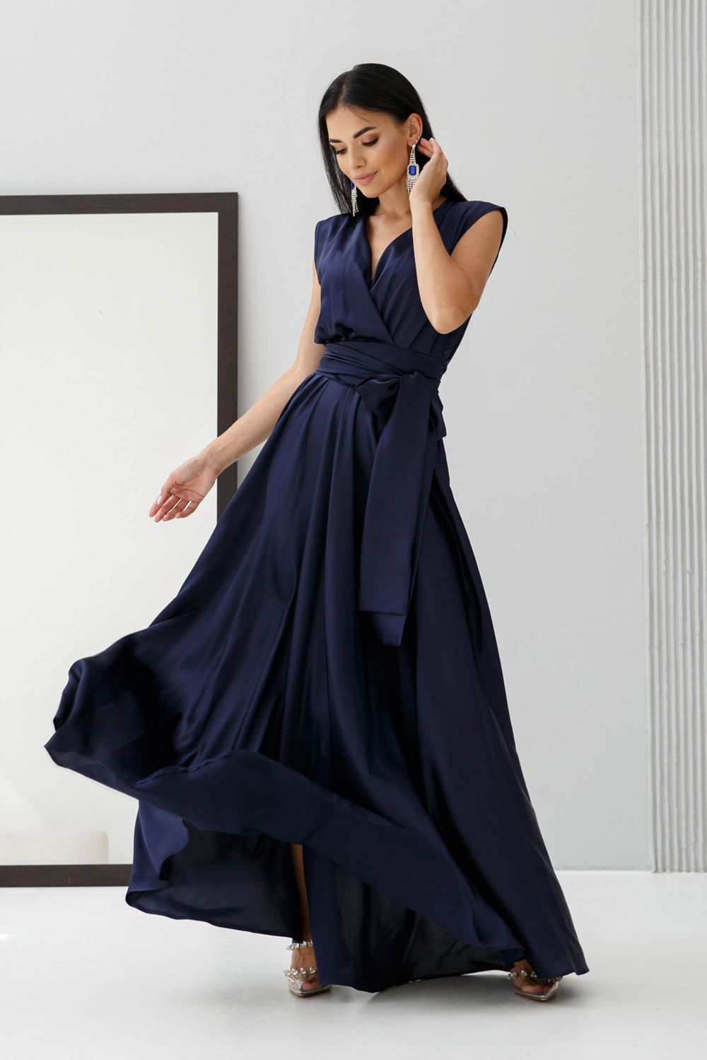 Святкова вечірня сукня з шовку синього кольору - фото