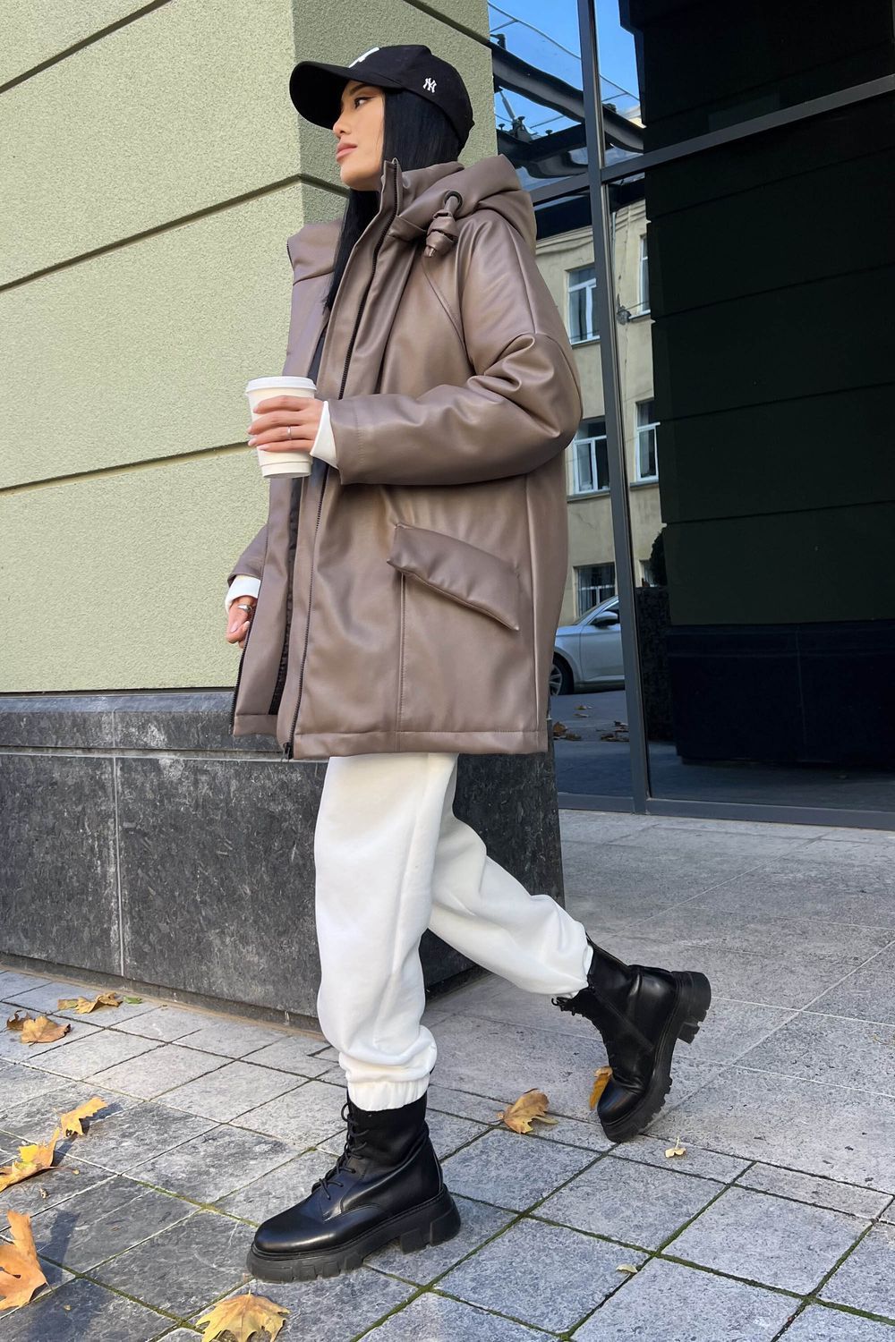 Зимова куртка oversize з еко-шкіри бежевого кольору - фото