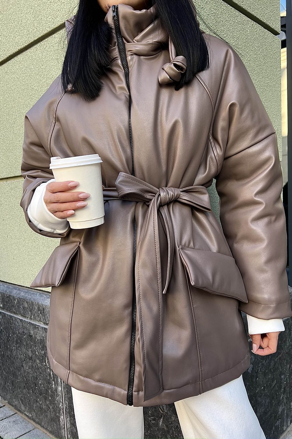 Зимова куртка oversize з еко-шкіри бежевого кольору - фото