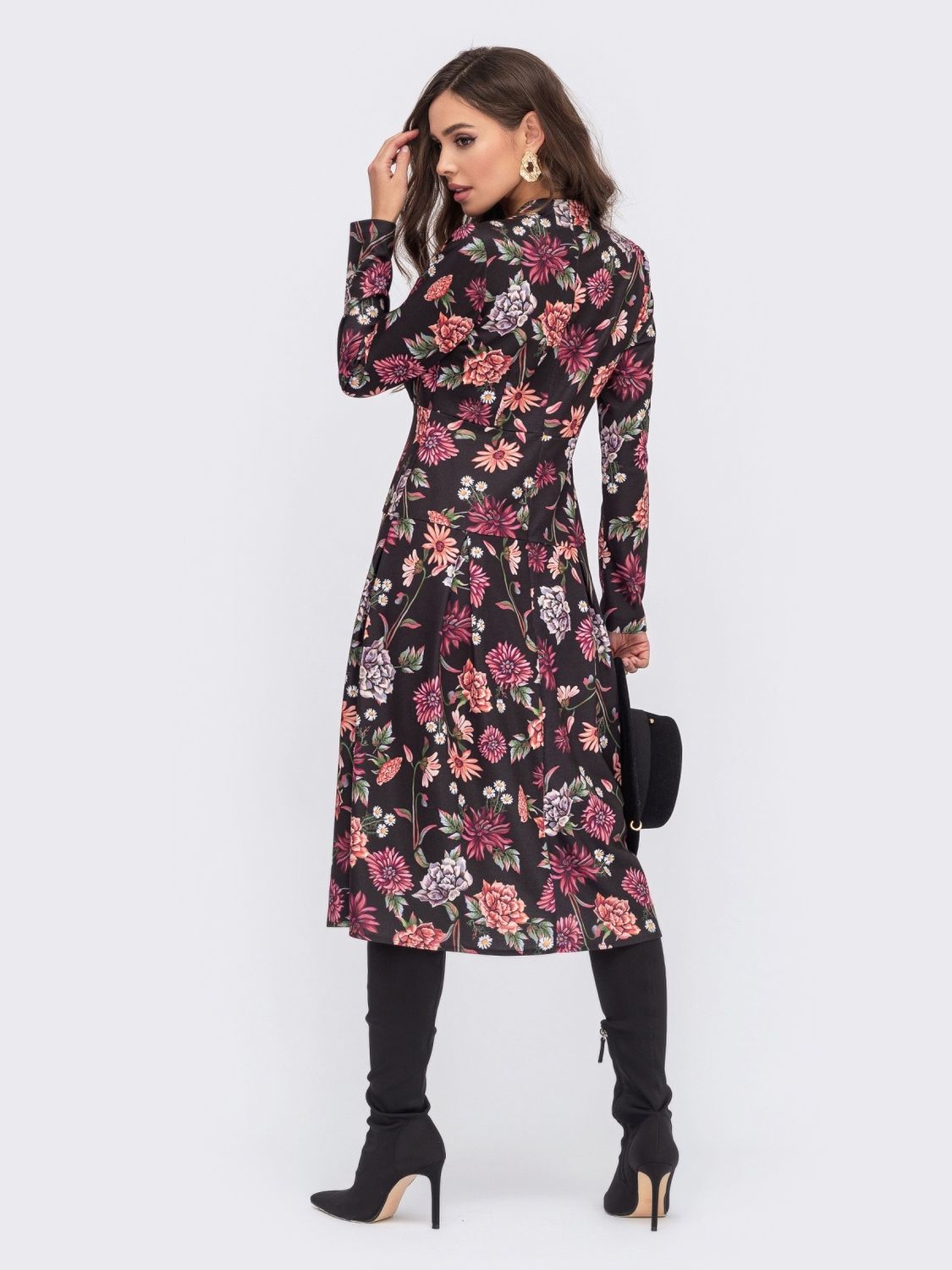 Трикотажное платье в цветочный принт - фото