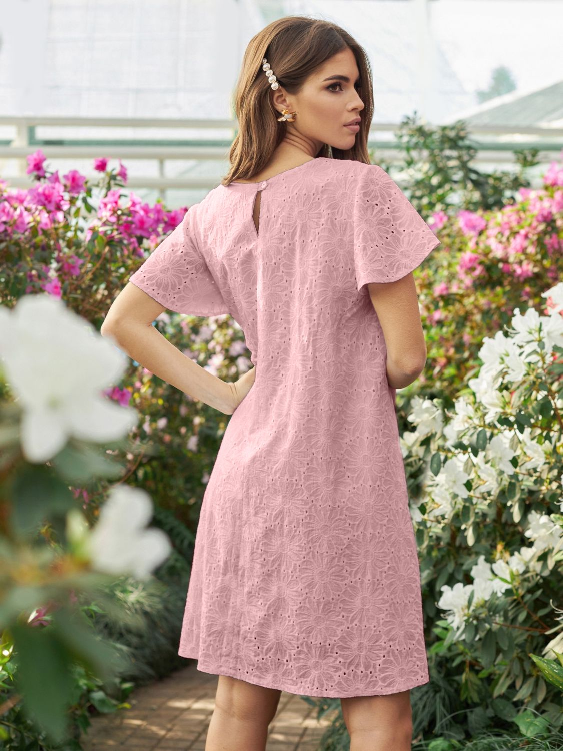 Красивое летнее платье из прошвы розового цвета - фото