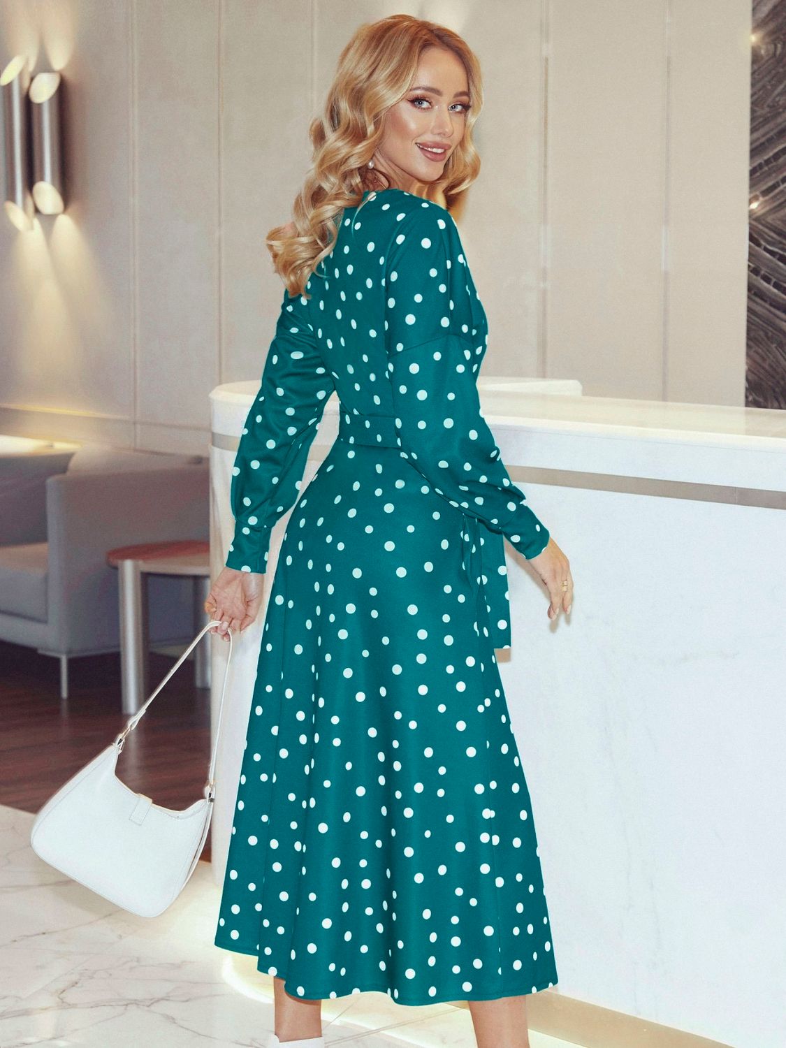 Длинное трикотажное платье в горошек бирюзового цвета - фото