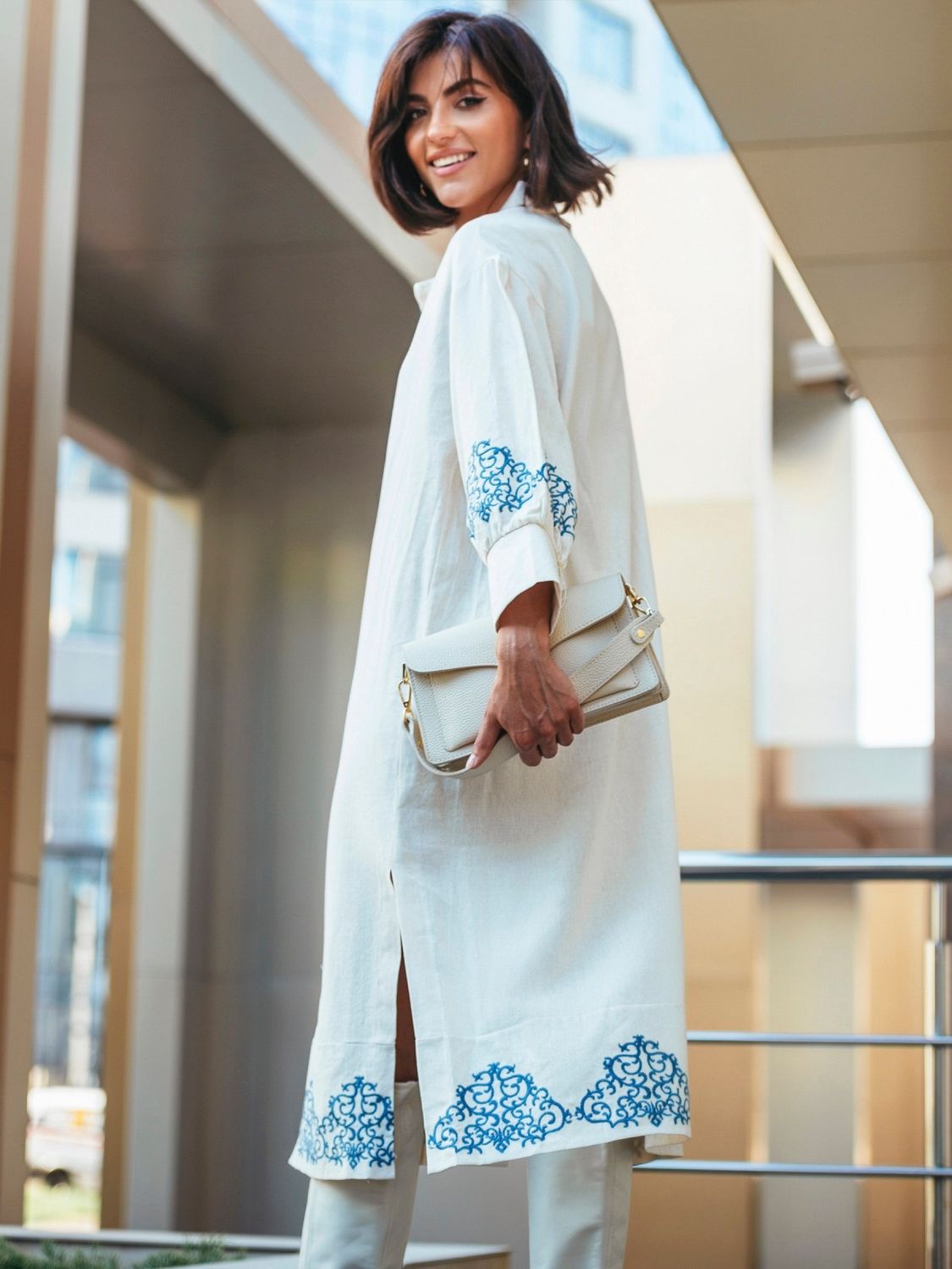 Шикарне плаття вишиванка білого кольору з розрізами - фото
