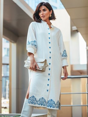 Шикарне плаття вишиванка білого кольору з розрізами - фото