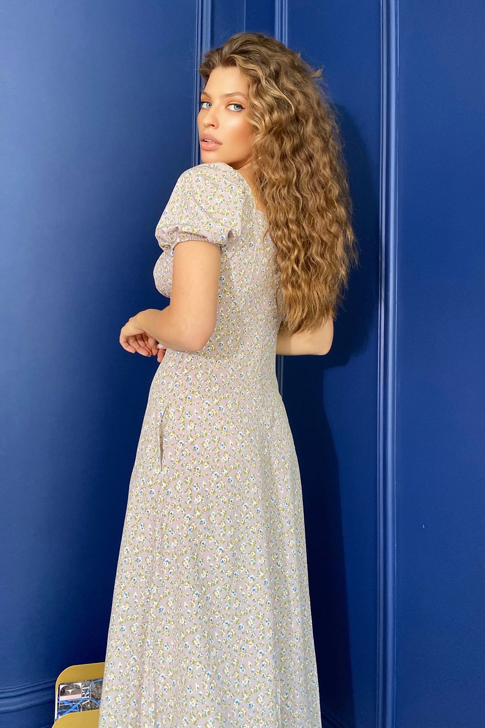 Женственное летнее платье с принтом серое - фото