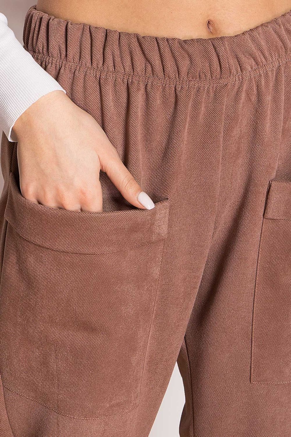 Женские замшевые штаны с карманами бежевые - фото