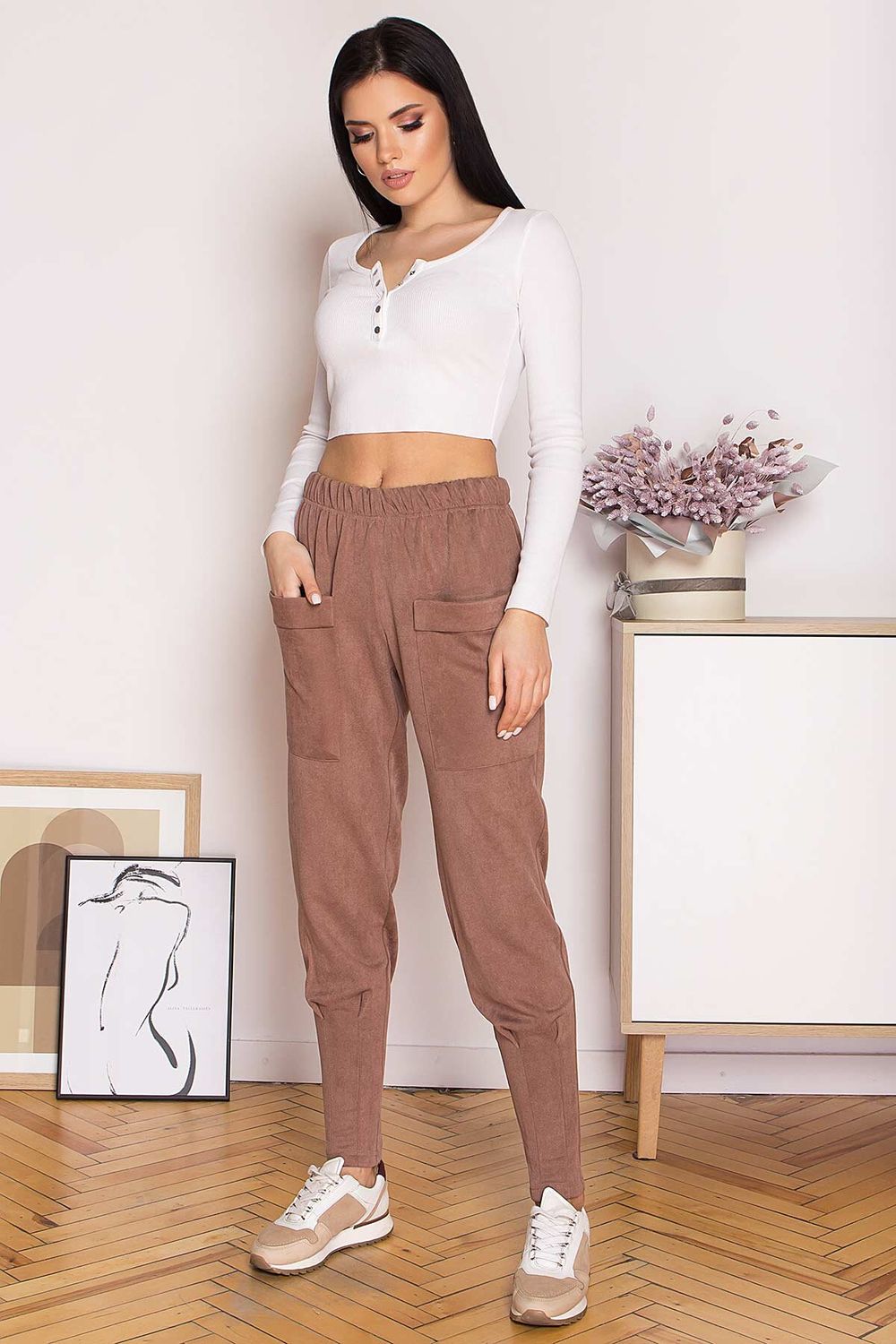 Женские замшевые штаны с карманами бежевые - фото