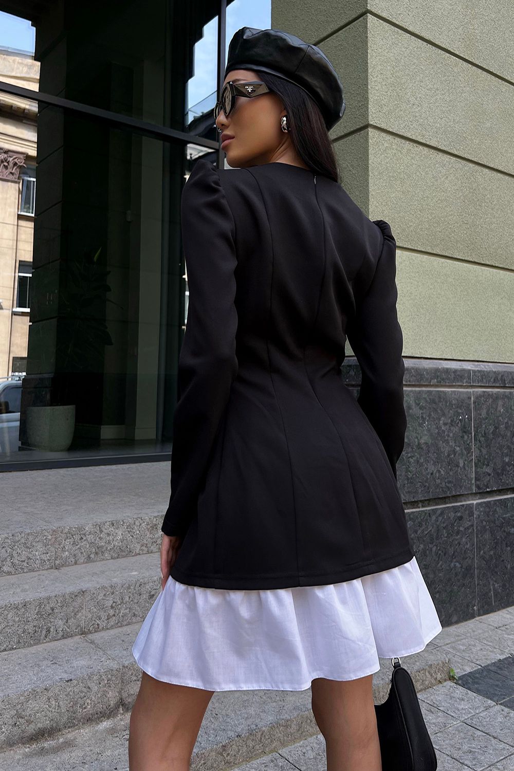 Елегантне плаття приталеного силуету - фото