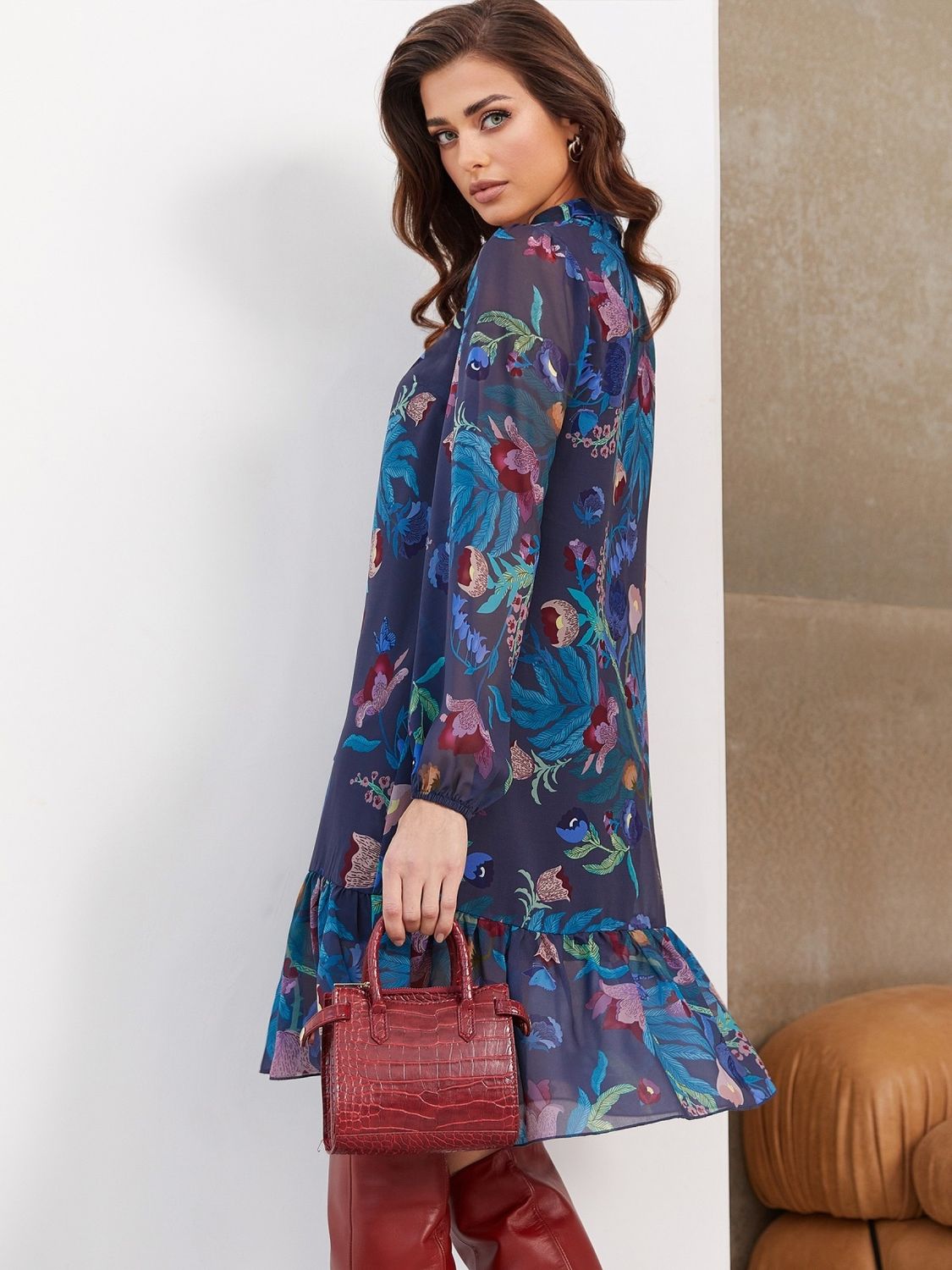 Сукня А-силуету з шифону в квітковий принт з воланом - фото