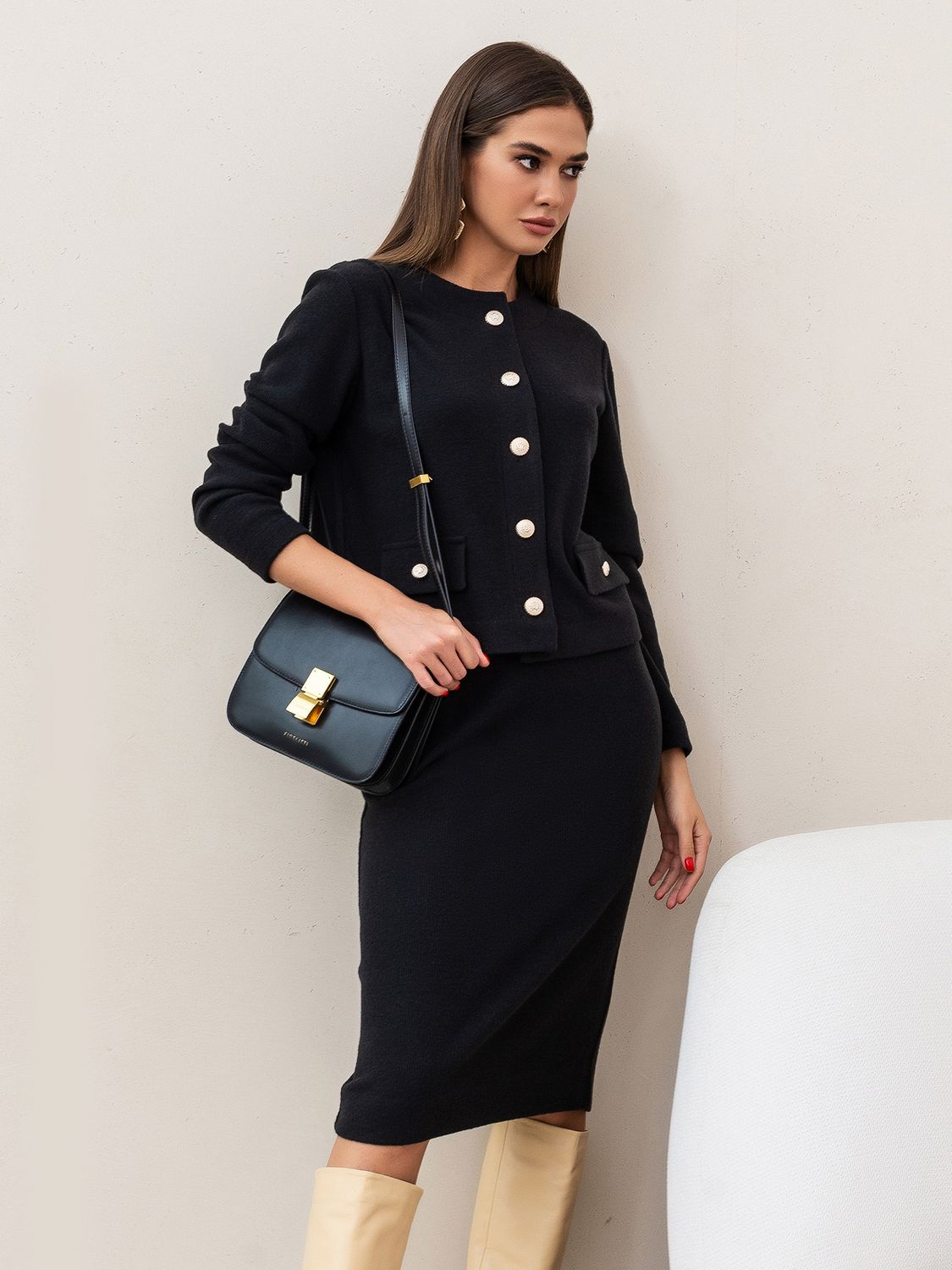 Женский костюм с юбкой в деловом стиле черного цвета - фото