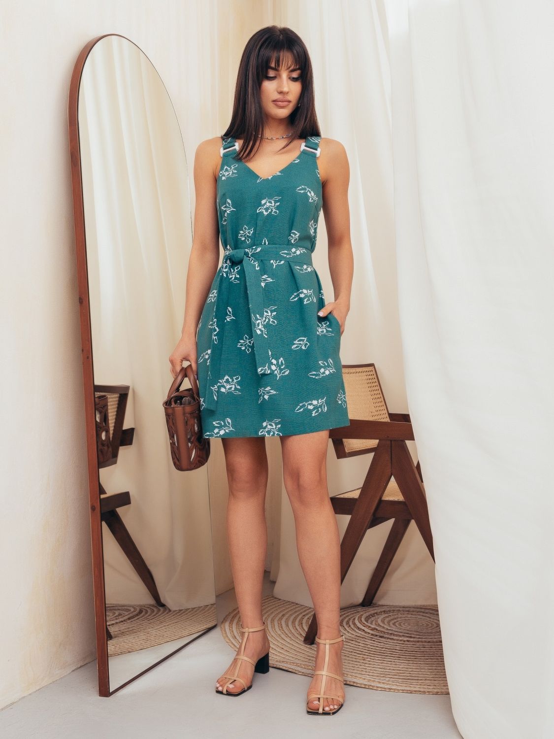 Літня льняна сукня-сарафан довжиною міні - фото