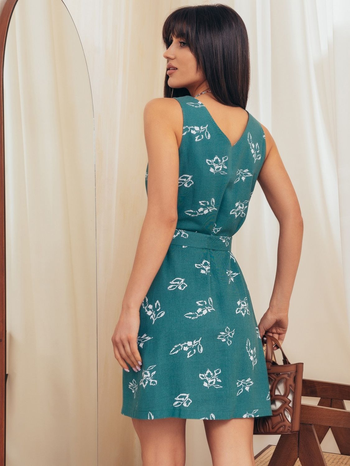 Летнее льняное платье-сарафан длиной мини - фото